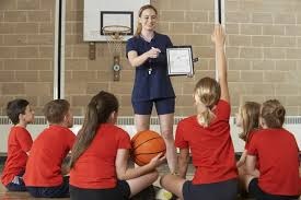 第一，她不会每个周末都加班的，第二，她可以选择不上班的周末去跑马拉松，如果马拉松时间刚好碰到排班排到她，完全可以和同事对换时间